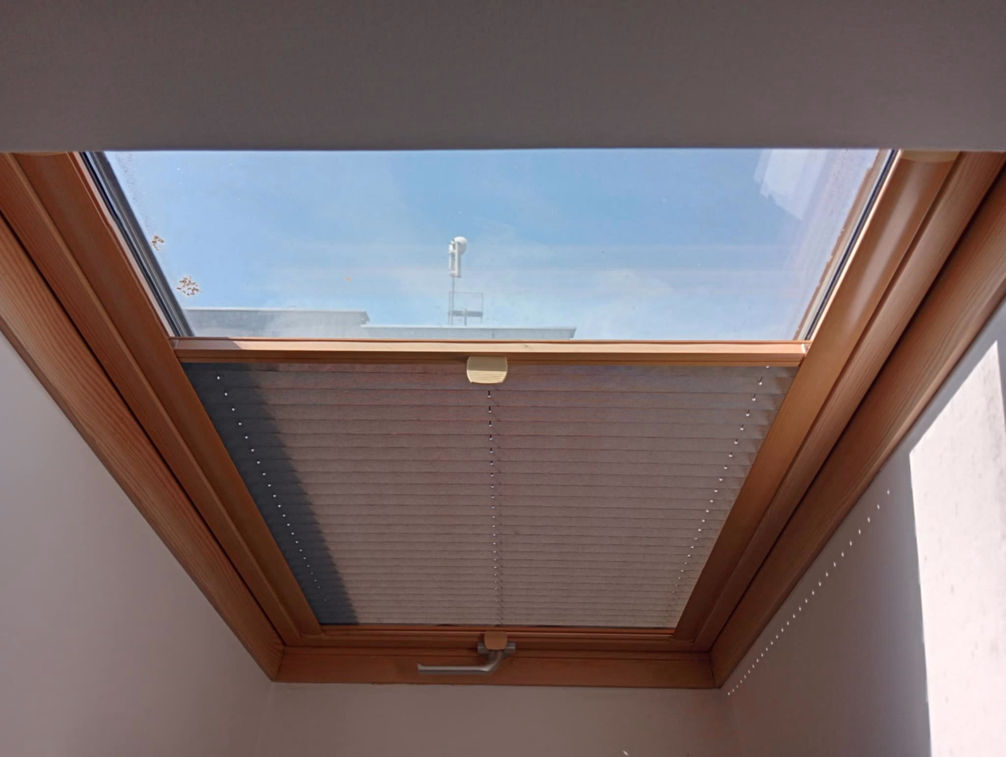 cechy plis na okna dachowe