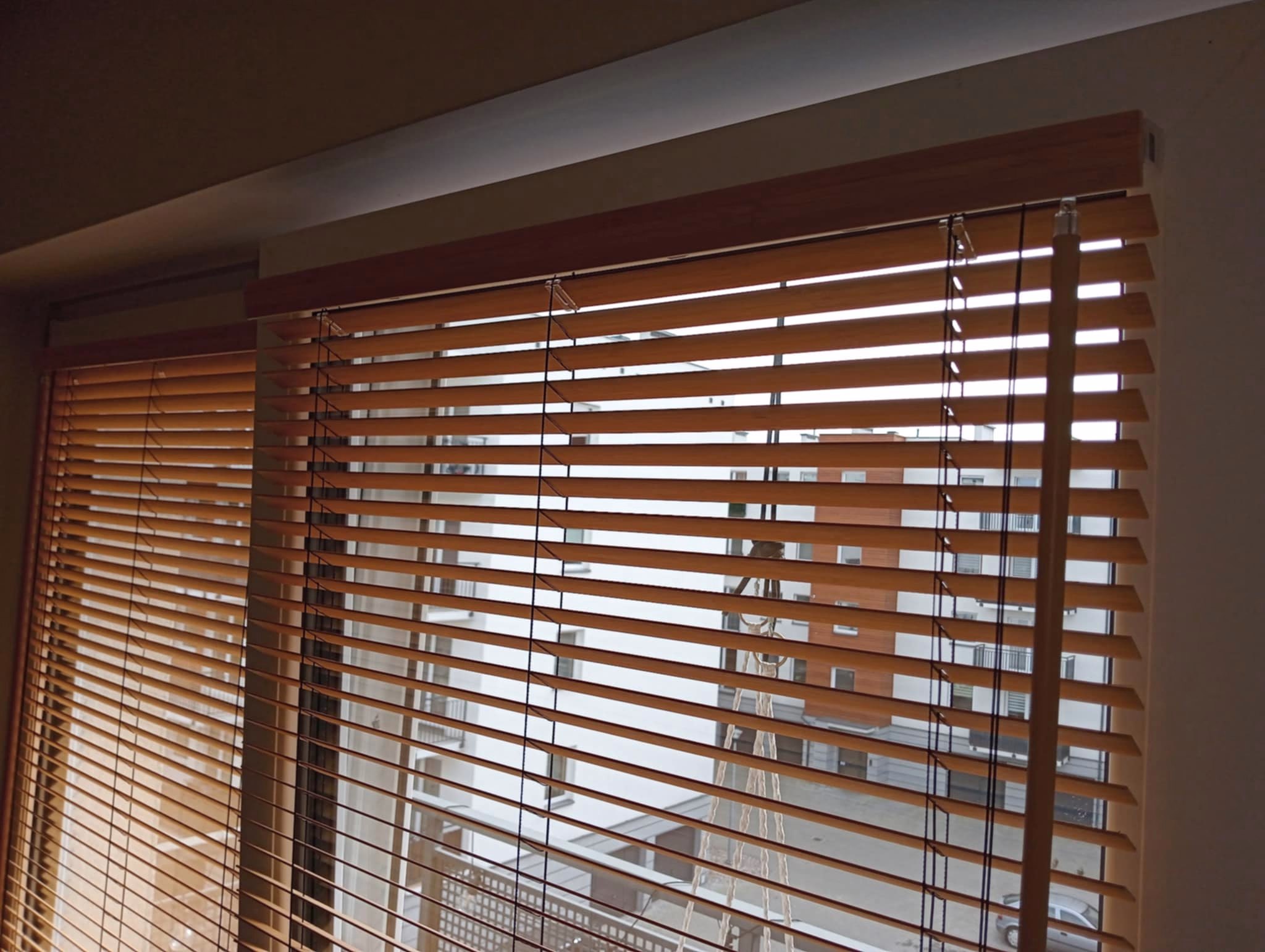 kluczowe zalety żaluzji drewnianych